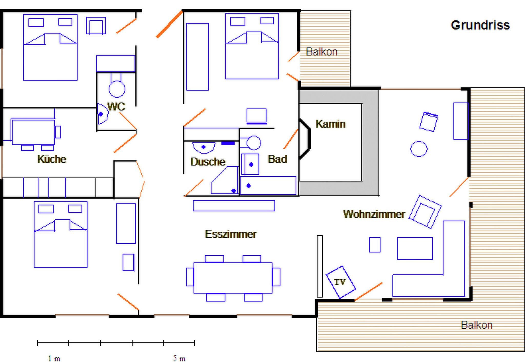 En planløsning af et hotel med mærkede værelser, herunder et køkken, badeværelse, spiseområde, opholdsstue og balkon.