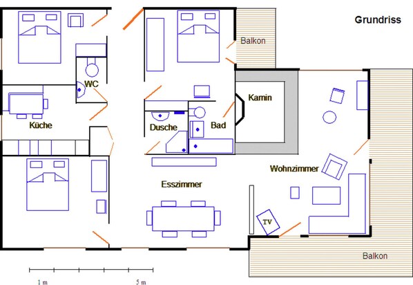 Grundriss eines Hotels mit beschrifteten Räumen, darunter Küche, Bad, Essbereich, Wohnzimmer und Balkon.