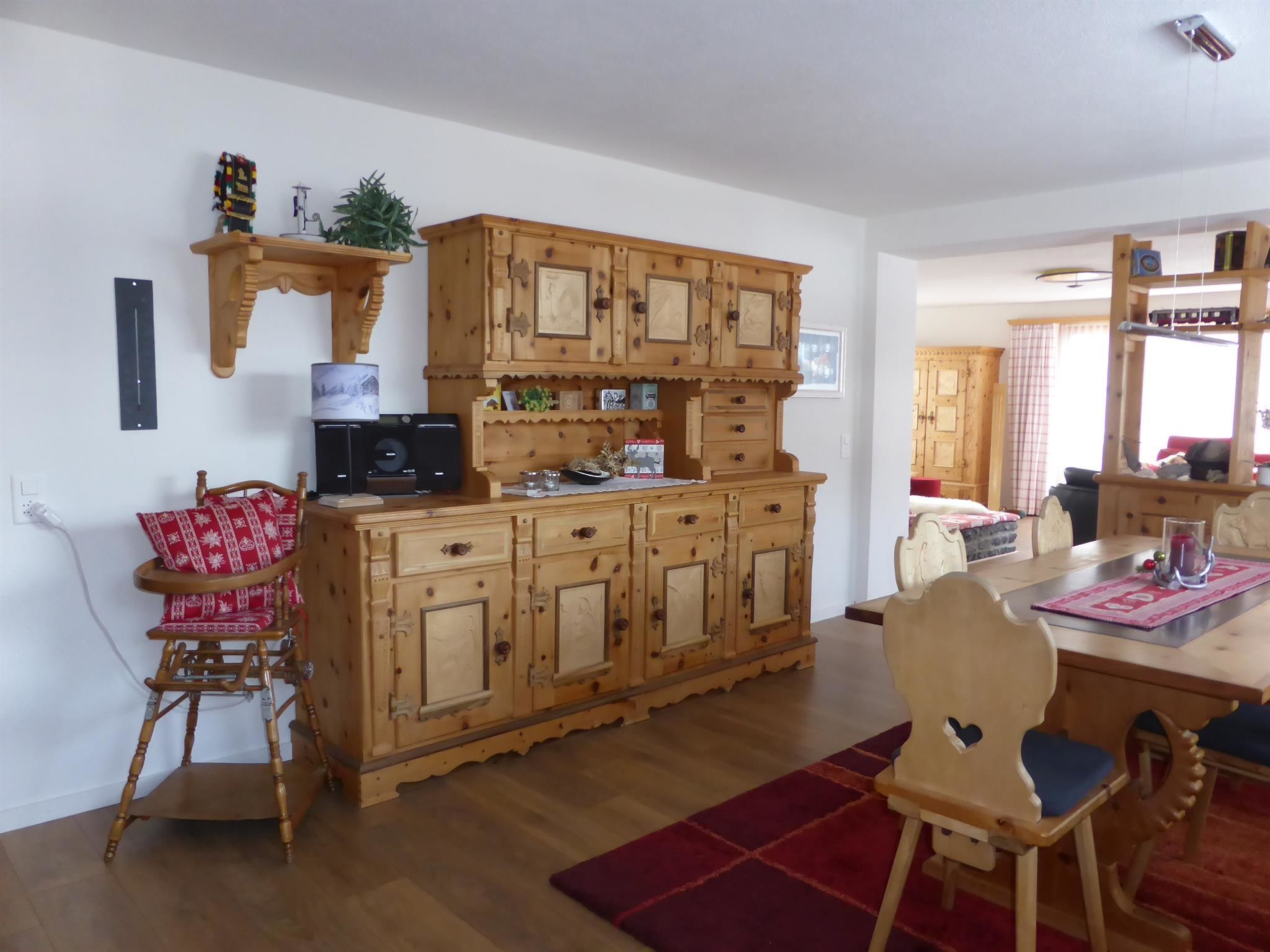 Eine Holz-Küche mit Essbereich, mit einem Holzkabinett mit mehreren Schubladen und einer eingebauten Mikrowelle.