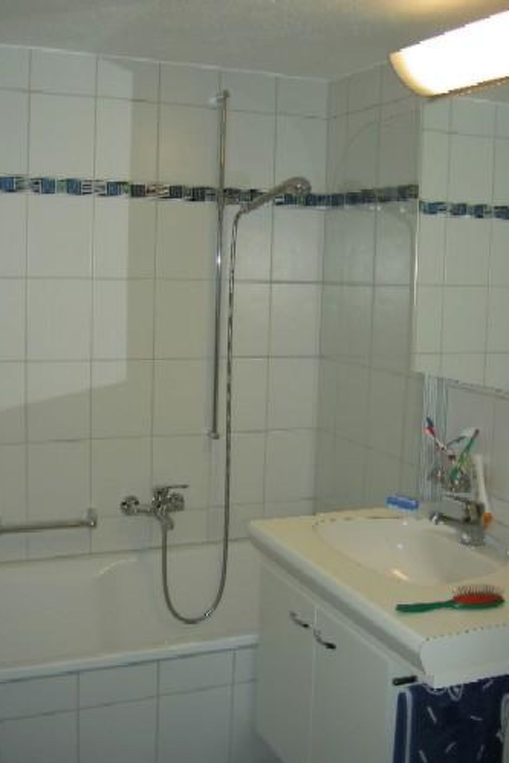 Un baño con bañera, ducha, lavabo y espejo.