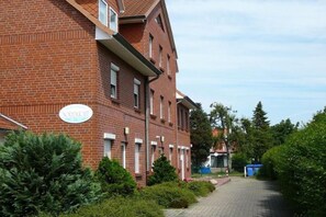 A brick building with a sign that reads 'Nordlicht'. - Holiday apartment with 1 bedroom (Cuxhaven)