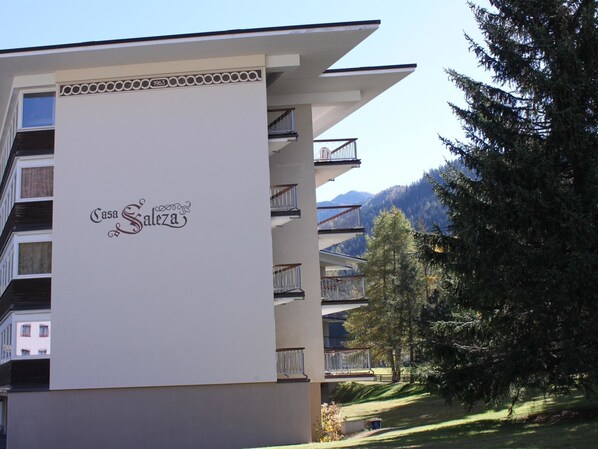 Un immeuble avec une enseigne indiquant « Casa Saleza » et de nombreux balcons.