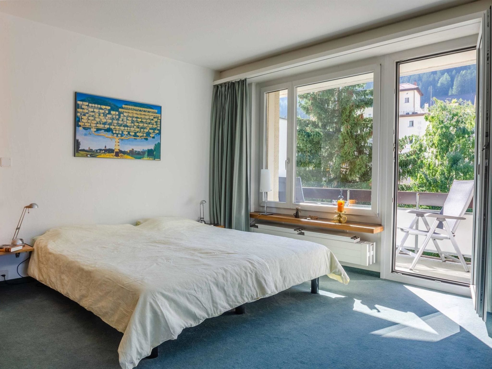Une chambre à coucher avec un lit, une fenêtre, un bureau et une chaise.