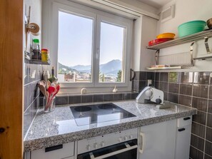 Eine Küche mit Fenster, Herd und Spüle.