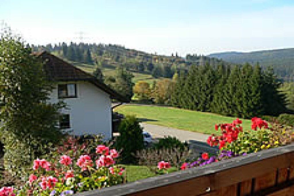 Ein Haus mit einem Garten davor.