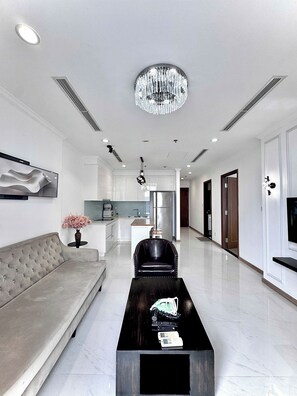 Una sala de estar moderna con un sofá, una mesa de centro y un televisor.