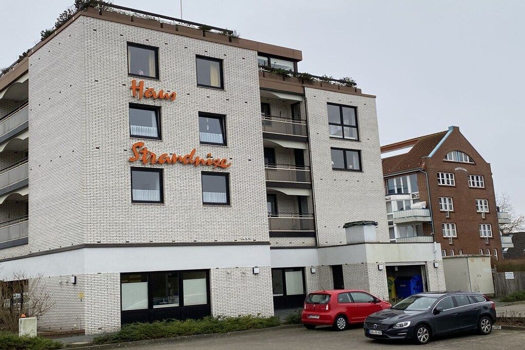 A multi-story building with a sign that reads 'Hanse Strandhaus.'