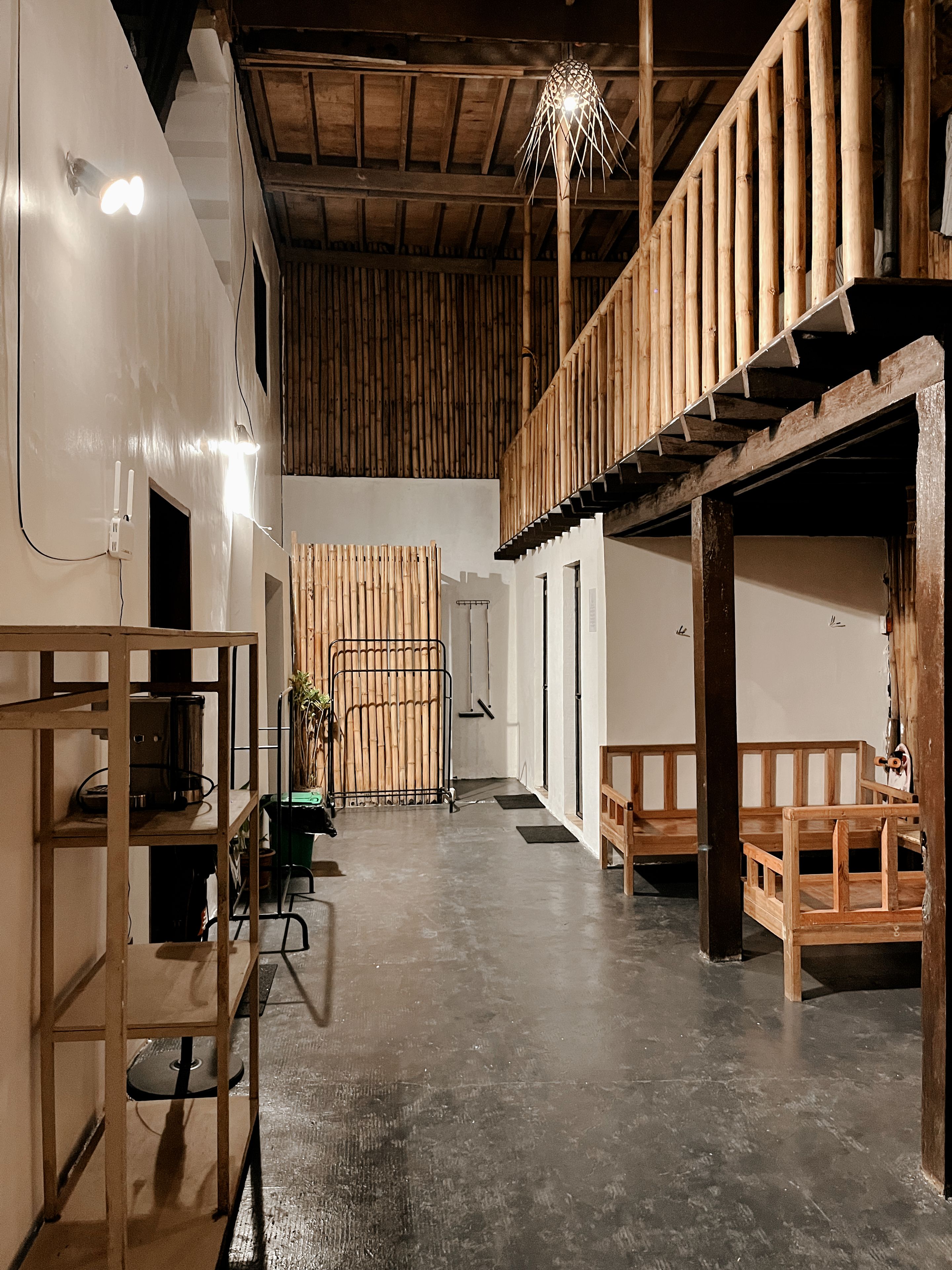 Un intérieur spacieux avec de hauts plafonds, des poutres en bois et une mezzanine.