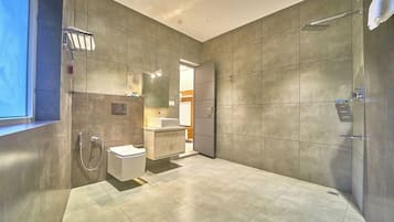 Un baño moderno con ducha, inodoro y lavabo.