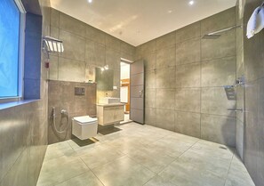 Familien-Suite, Balkon, Talblick | Badezimmer