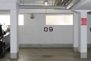 A parking garage with a white wall and the number 09. - BOOTY 55, "Am Stadtwald", Apartment 9 (Kühlungsborn)