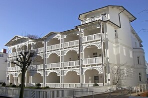 A multi-story building with balconies and a white facade. - in the sea view apartment in Binz (Binz)
