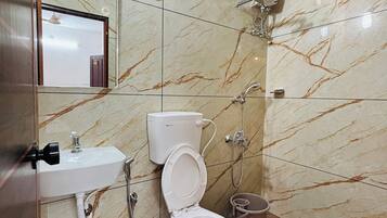 Un baño con inodoro, lavabo y ducha.