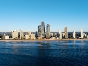 Un paysage urbain côtier avec de grands immeubles qui bordent le front de mer.