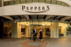 L’extérieur d’un bâtiment sur lequel on peut lire l’inscription « PEPPERS ».