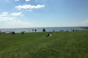A grassy park area with benches and a clear view of the sea. - Holiday home in Ockholm with barbecue (Ockholm)