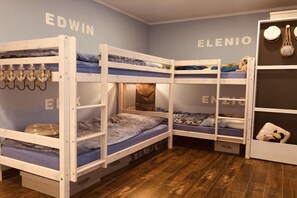 A bunk bed room with two names on the walls, 'EDWIN' and 'ELENIO'. - Holiday home with 2 bedrooms (Bitterfeld)
