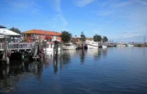 A marina with boats docked, a bridge, and buildings in the background. - House Kiki, Apartment 3 "Kiek in" (Heiligenhafen)