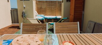 Smiling Waves Apartment with Shared Pool, Private Rooftop Terrace, and Wi-Fi
