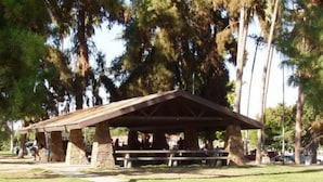 A covered picnic area with stone pillars and benches, surrounded by trees. - Welcoming to topspad in charming Fresno (Fresno)