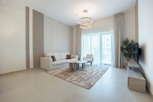 Una sala de estar moderna con un sofá, una mesa de centro y un televisor.