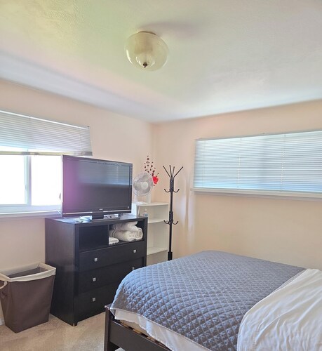 Cozy clean 1-bedroom house in central area.