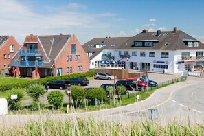 A residential area with houses and a road. - Utholm 3 Morning sun (St. Peter-Ording)