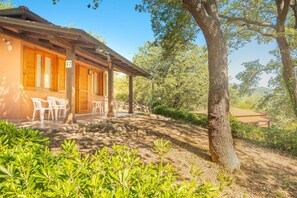 A building with a covered porch, numbered 47, surrounded by greenery and trees. - Appartements mit Swimming Pool, Andora (ANDORA (SAVONA))