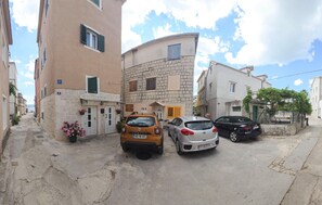A narrow street with parked cars and buildings with stone facades. - Lovely home in Kastel Stafilic (Kastel Stafilic)