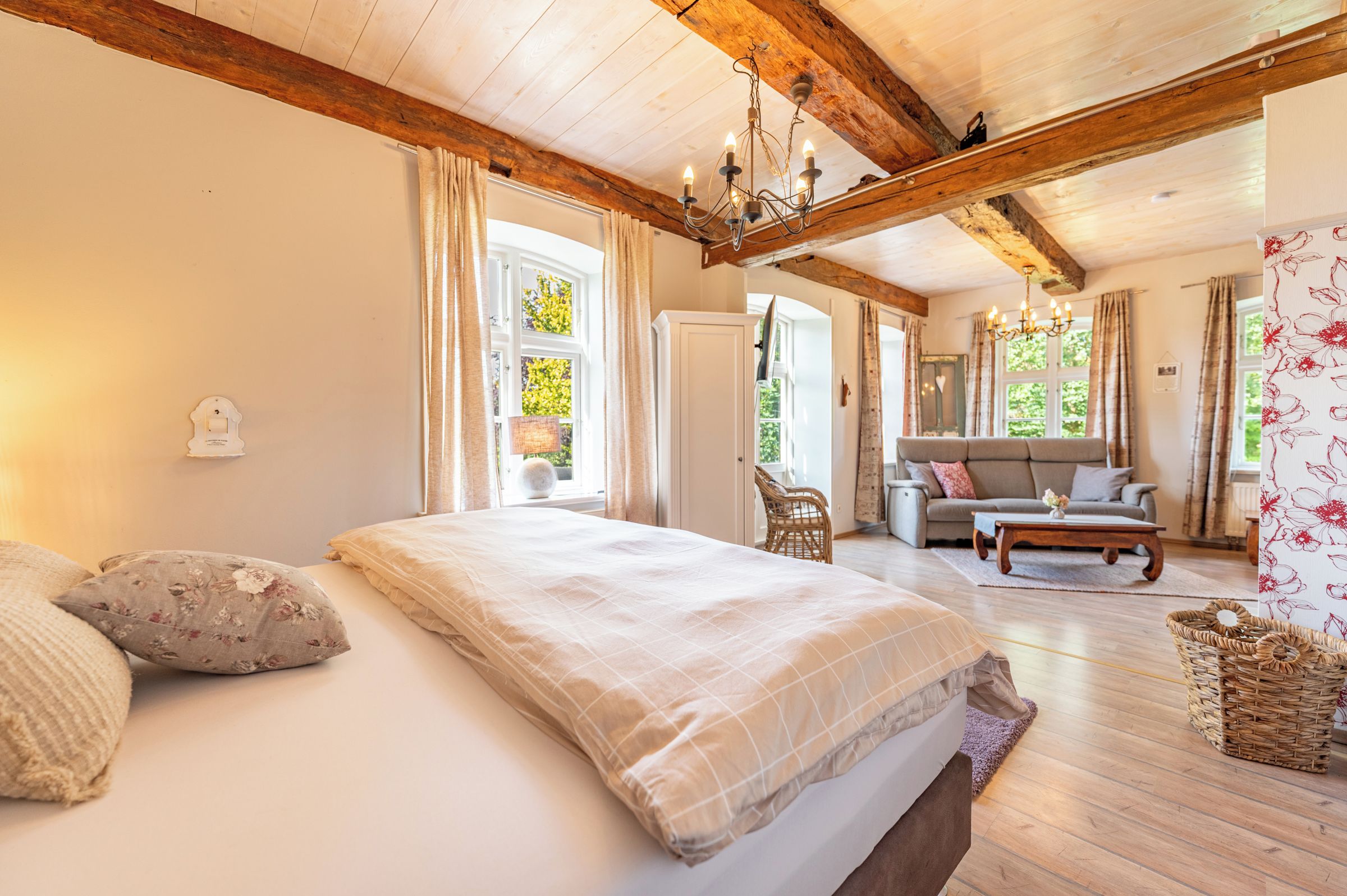 Ein Schlafzimmer mit einem großen Bett, einer Couch und einem Esstisch.