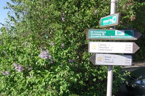 Un poste indicador con múltiples flechas que señalan diferentes destinos y distancias.