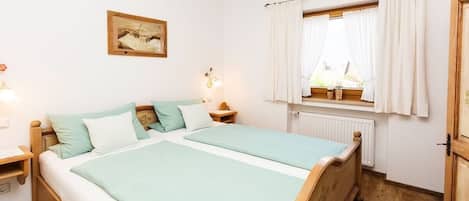 WiFi (free), bed sheets