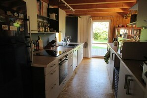 Eine Küche mit Kühlschrank, Spüle und Schränken.