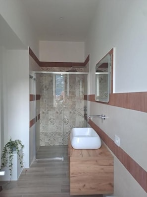 Classic-Doppelzimmer, Gartenblick | Badezimmer | Dusche, kostenlose Toilettenartikel, Haartrockner, Handtücher