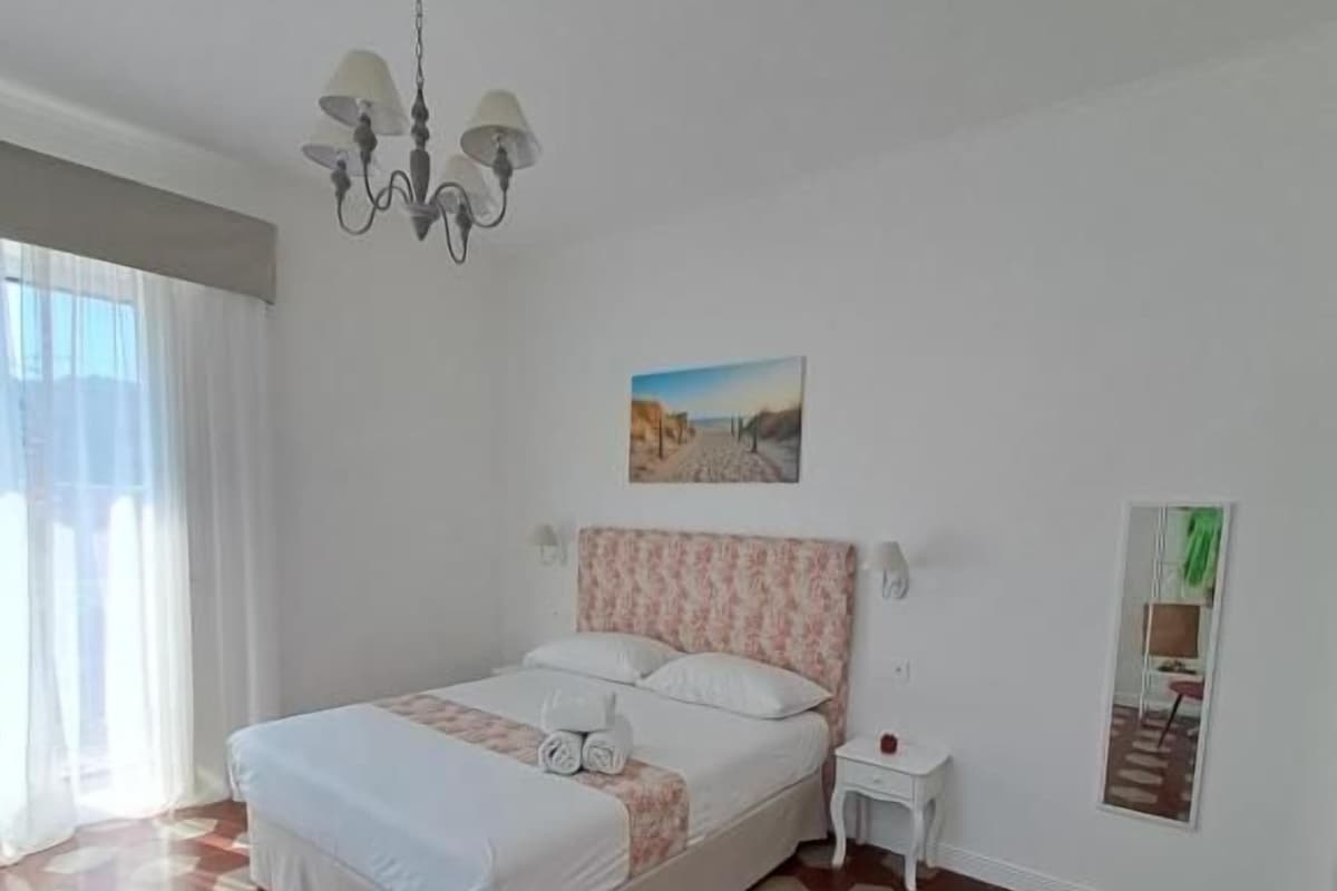 Deluxe-Doppelzimmer, Balkon, Hügelblick | Schreibtisch, kostenloses WLAN