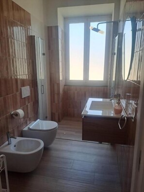 Deluxe-Doppelzimmer, Balkon, Hügelblick | Badezimmer | Dusche, kostenlose Toilettenartikel, Haartrockner, Handtücher