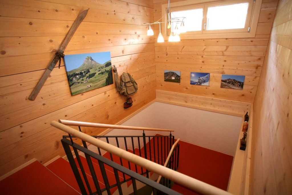 Ein Holzinnenraum mit Treppe, Holzwänden und einem Fenster.