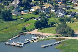 A residential area with houses, a dock, and a small body of water. - Holiday home in Wieck a. Darß with Wi-Fi (Wieck a. Darß)