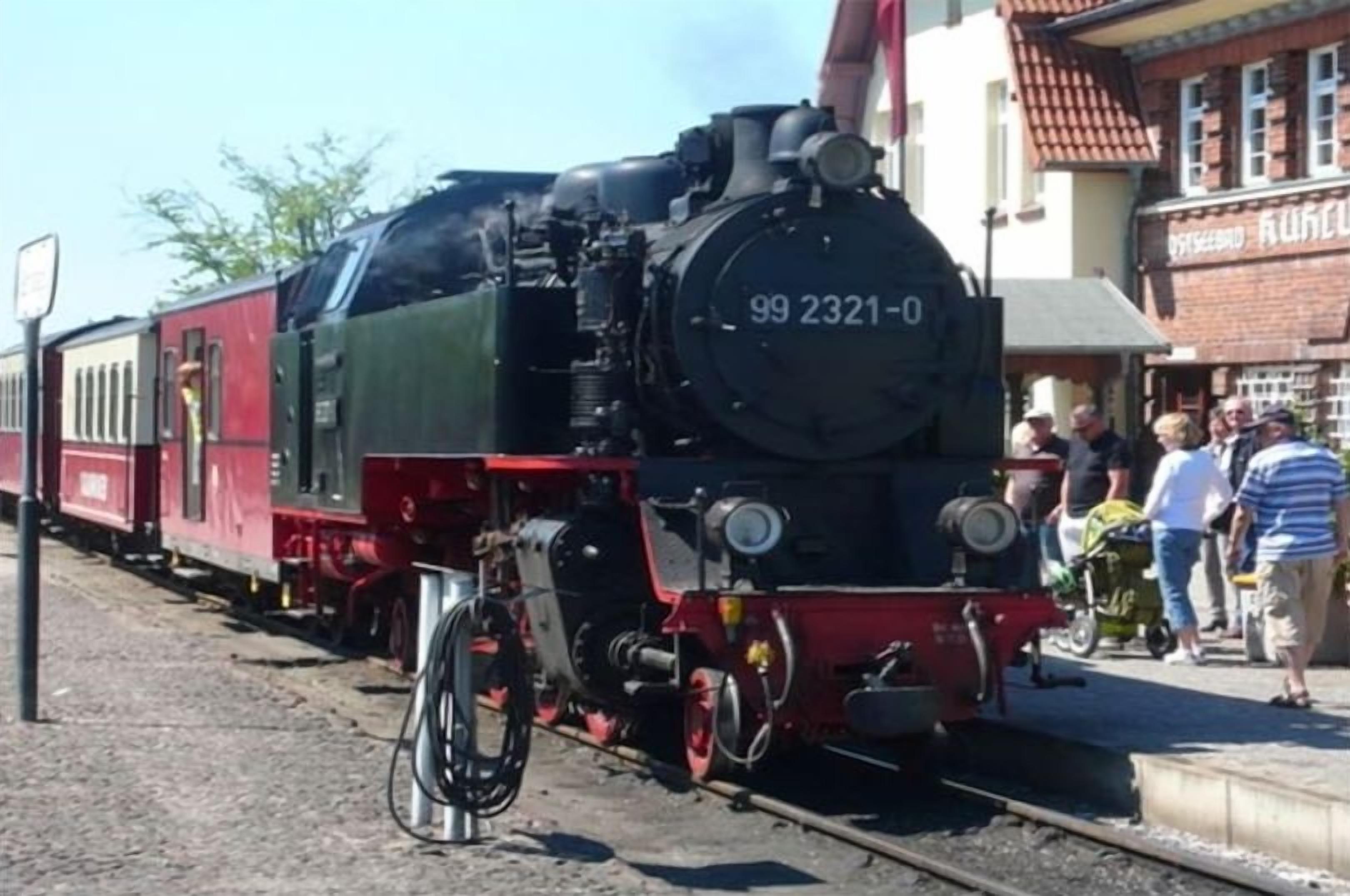 Ett ånglok med nummer 99 2321-0 på ett spår.