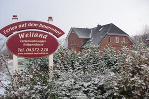 Schild für ein Anwesen namens Weiland, das möblierte Apartments zur Miete anbietet.