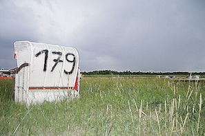 Ein weißes Schild mit der Nummer 179 in einem Feld.