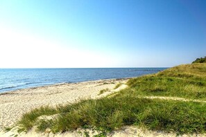A beach with sand and grass, a clear sky, and the ocean. - Holiday apartment with 3 bedrooms (Fargau-Pratjau)