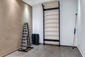 A gym with a pull-up bar, a rack of dumbbells, and a yoga mat. - Residence on Balmer Lake RadundMeer (Balm\/Usedom)