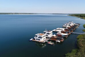 A series of floating houses connected by walkways on a calm body of water. - Holiday home with 3 bedrooms (Bitterfeld)