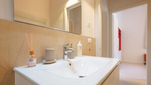 Bathroom - Sotto le Torri by Edera Rooms (Bologna)