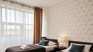 Apartamento conforto, sacada, vista para o pátio | Ferros/tábuas de passar roupa, Wi-Fi de cortesia