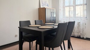 Apartamento conforto, sacada, vista para o pátio | Opções para refeição