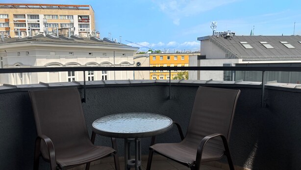 Apartamento conforto, sacada, vista para o pátio | Opções para refeição ao ar livre