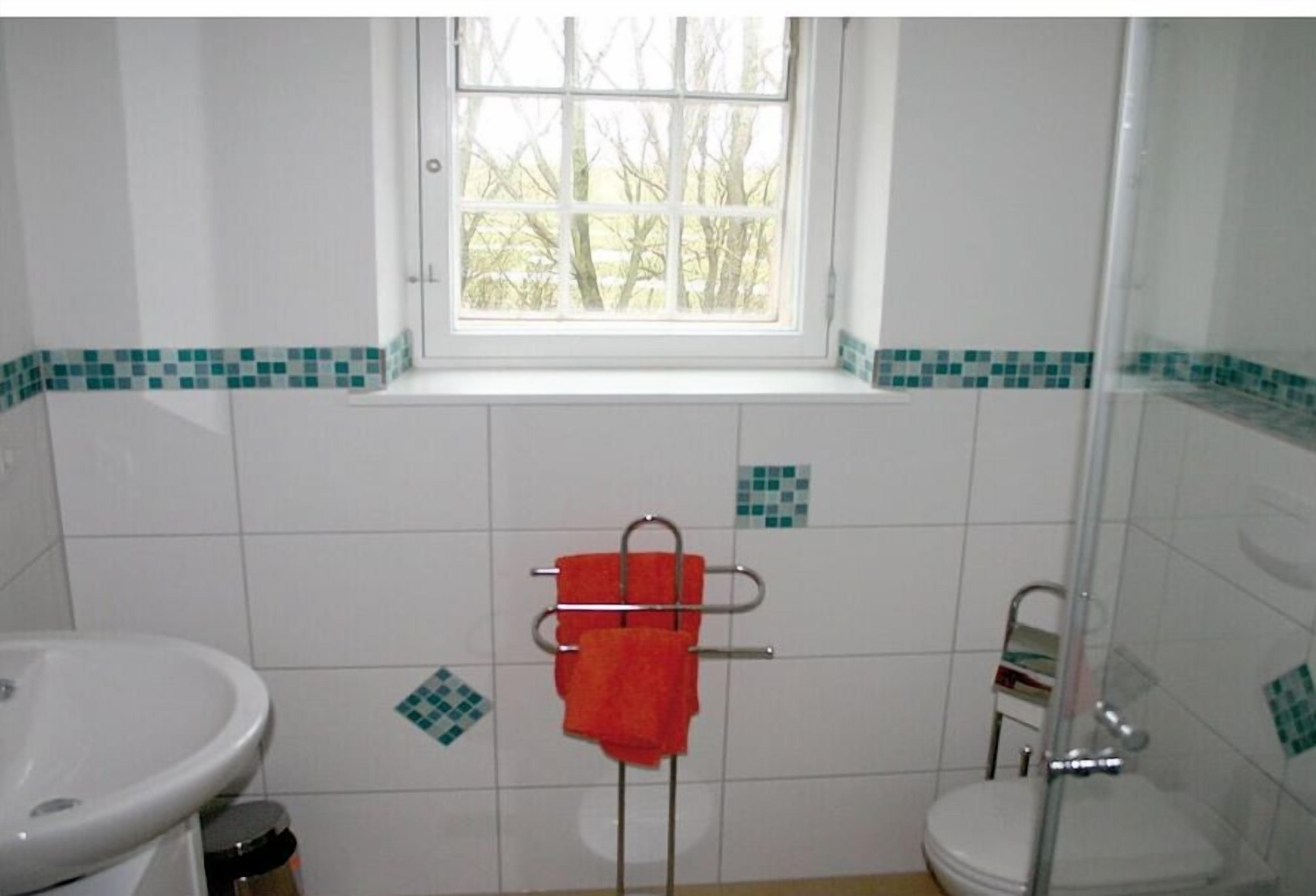Kylpyhuoneessa on ikkuna, pesuallas, wc ja pyyheteline.