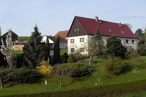 Ein Wohngebiet mit Häusern, einer grünen Wiese und Bäumen.